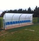 Alternative view of HIŠICE ZA REZERVNE IGRALCE Mod. STANDARD, DOLŽINA 100 cm, Z 2 PVC SEDEŽOM Z NASLONJALO, UV ZAŠČITENO, NEVNETLJIVO, ALU KONSTRUKCIJA IZ PROFILA 50 x 30 mm, PREVLEKA IN STRANSKA ZAŠČITA IZ SATJEGA POLIKARBONATA 4 mm Z UV ZAŠČITO, HIŠA PRIDE FIKSIRANA ZA TEREN