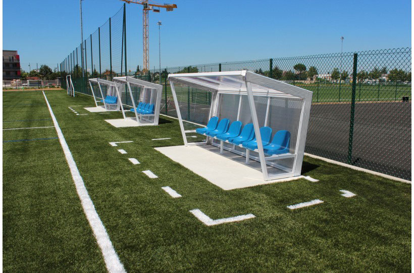 HIŠICE ZA REZERVNE IGRALCE Mod. VIP, DOLŽINA 500 cm, Z 10 PVC SEDEŽI Z NASLONAMI, UV ZAŠČITENA, NEVNETLJIVA, KONSTRUKCIJA IZ KOVINSKIH POCINKANIH ALI BARKOVANIH PROFILOV 50 x 50 mm, PREVLEKA IN STRANSKA ZAŠČITA IZ PROZORNEGA POLIKARBONATA 3 mm Z UV ZAŠČITO, HIŠA PRIDE FIX ED ZA POLJE - slika 3