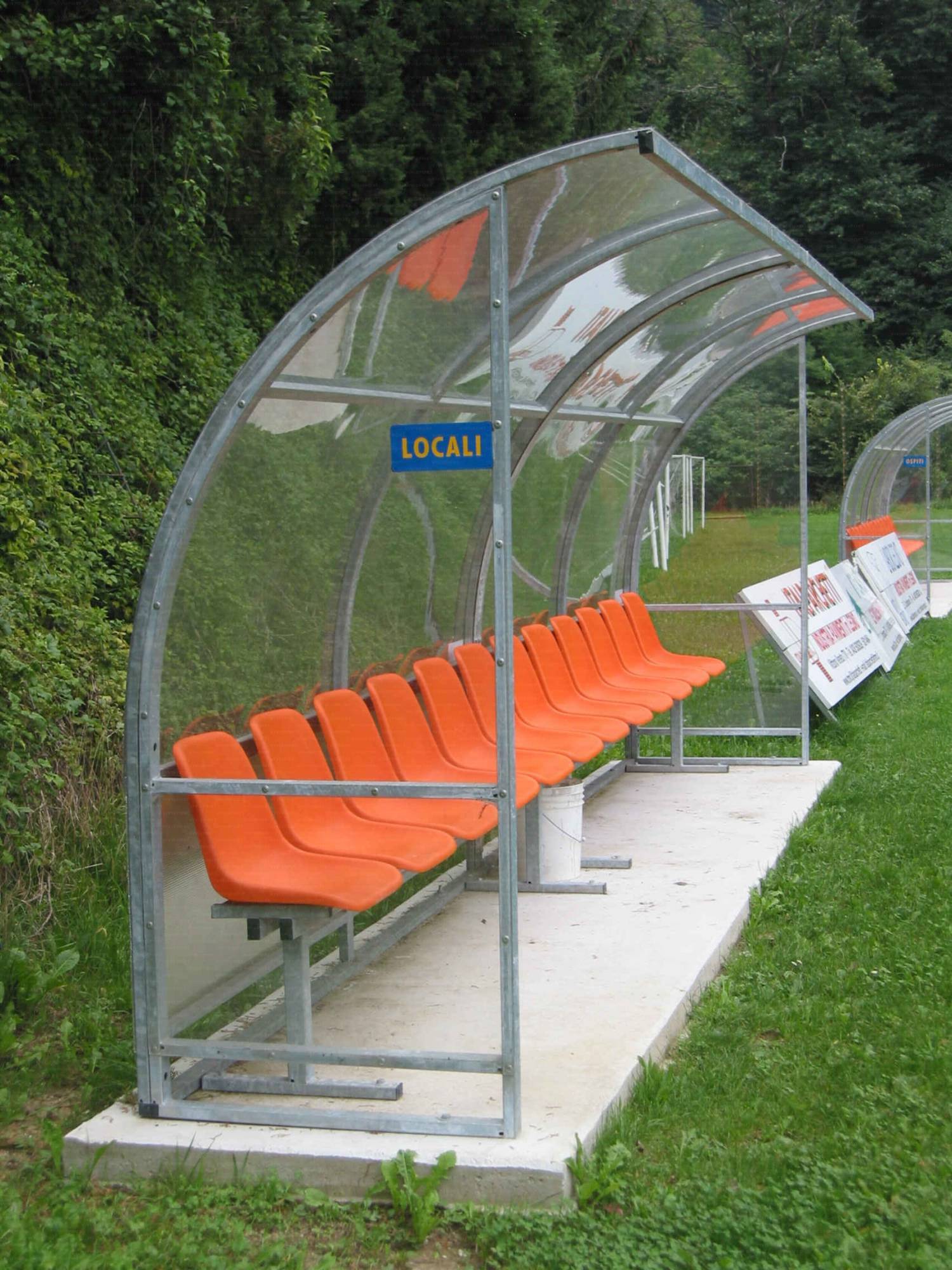 HIŠICE ZA REZERVNE IGRALCE Mod. STANDARD, DOLŽINA 100 cm, Z 2 PVC SEDEŽOM Z NASLONJEM, UV ZAŠČITA, NEVNETLJIV, KONSTRUKCIJA IZ KOVINSKIH POCINKANIH PROFILOV 50 x 30 mm, PREVLEKA IN STRANSKA ZAŠČITA IZ PROZORNEGA POLIKARBONATA 3 mm Z UV ZAŠČITO, HIŠA PRIDE FIKSIRANA ZA F IELD - slika 2