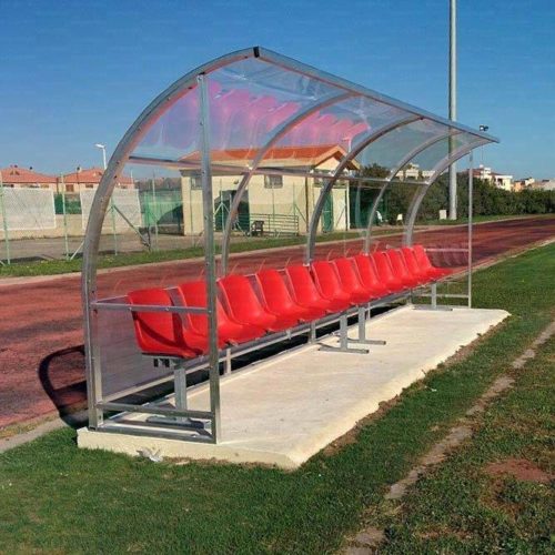 HIŠICE ZA REZERVNE IGRALCE Mod. STANDARD, DOLŽINA 100 cm, Z 2 PVC SEDEŽOM Z NASLONJEM, UV ZAŠČITA, NEVNETLJIV, KONSTRUKCIJA IZ KOVINSKIH POCINKANIH PROFILOV 50 x 30 mm, PREVLEKA IN STRANSKA ZAŠČITA IZ PROZORNEGA POLIKARBONATA 3 mm Z UV ZAŠČITO, HIŠA PRIDE FIKSIRANA ZA F IELD