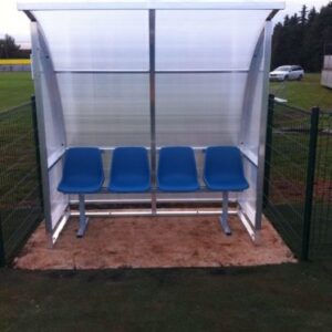 HIŠICE ZA REZERVNE IGRALCE Mod. STANDARD, DOLŽINA 100 cm, Z 2 PVC SEDEŽOM Z NASLONJALOM, UV ZAŠČITENO, NEVNETLJIVO, KONSTRUKCIJA IZ KOVINSKIH POCINKANIH PROFILOV 50 x 30 mm, OBLOGA IN STRANSKA ZAŠČITA IZ SATJEGA POLIKARBONATA 4 mm Z UV ZAŠČITO, HIŠA PRIDE FIKSNA ZA POLJE
